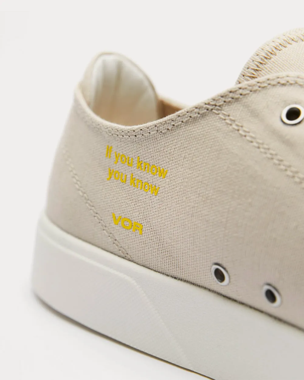 1E Khakiweiss Khaki Low Top Sneakers