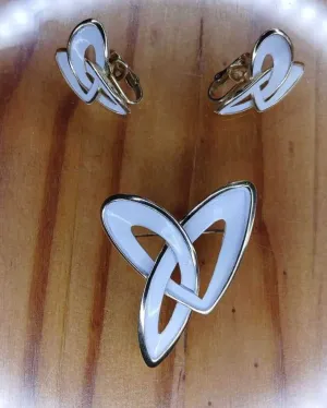 Gold Crown Trifari - White enamel brooch and earring knot set FIRM