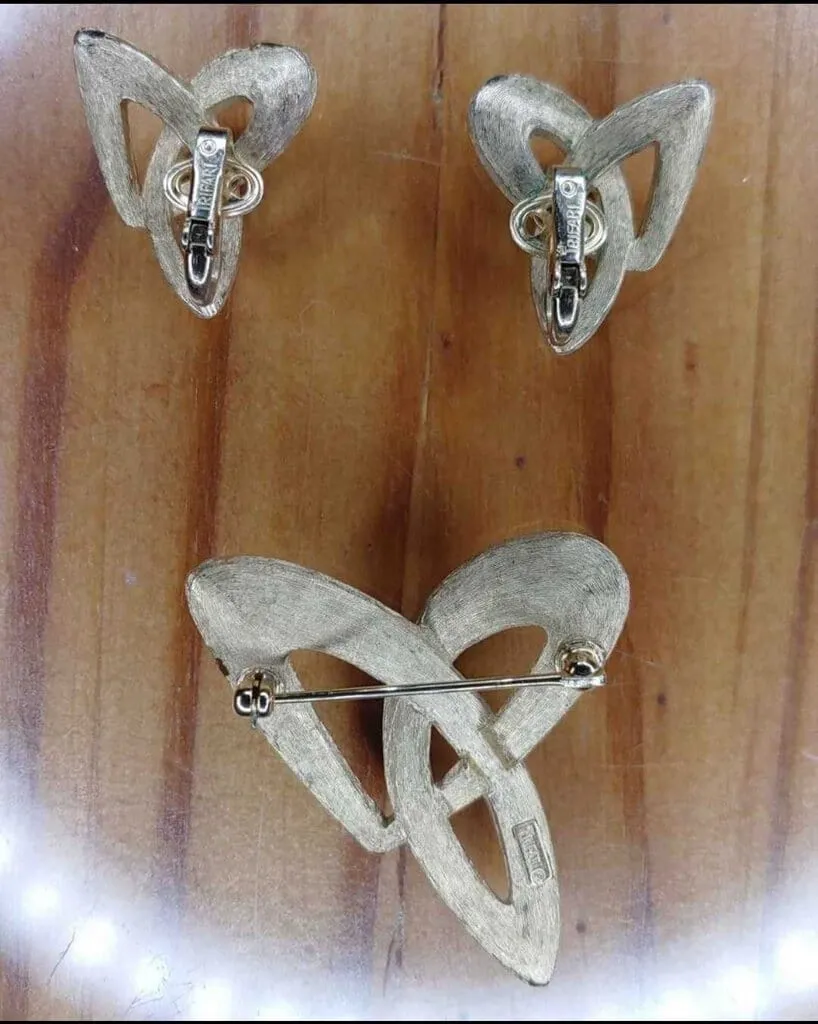 Gold Crown Trifari - White enamel brooch and earring knot set FIRM