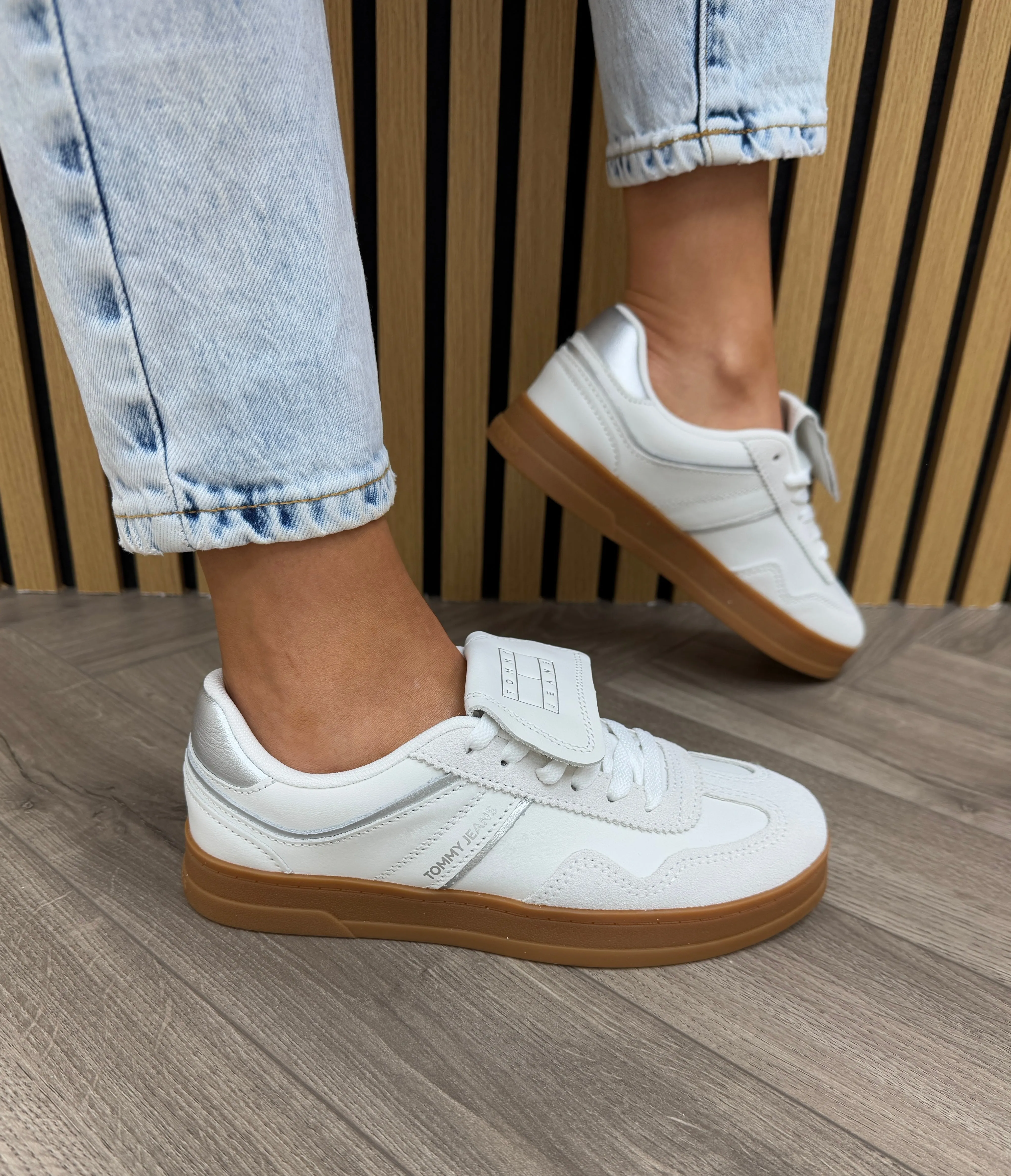 Tommy Hilfiger (SS25) The Greenwich Flap Trainer EN0EN02715 - Silver (T36)